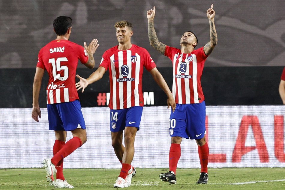 都吸引着球 都吸引着球